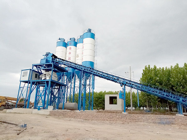 商丘引进华体会网页版页面登录-华体会(中国)90混凝土搅拌站的工作现场